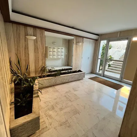 アパート New With Balcony And Parking